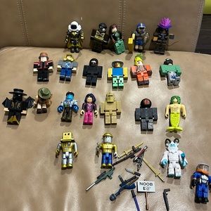 LOT OF 22 ROBLOX CHARACTERS AND ACCESSORIES